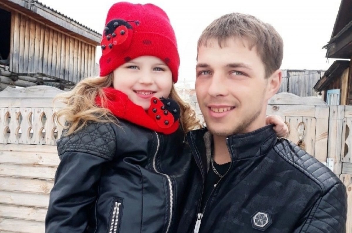    Соня с погибшим на СВО папой.