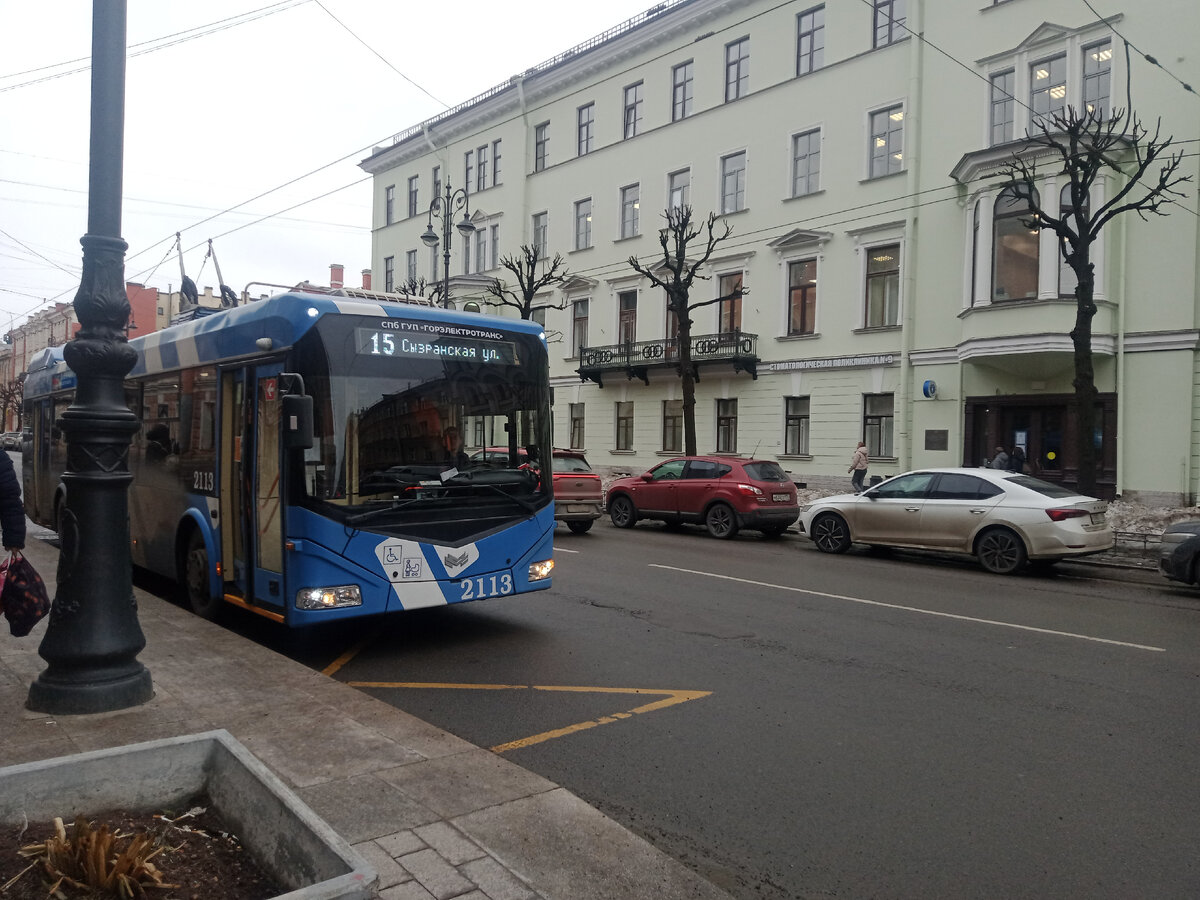 БКМ-32100d на остановке Литейный проспект.