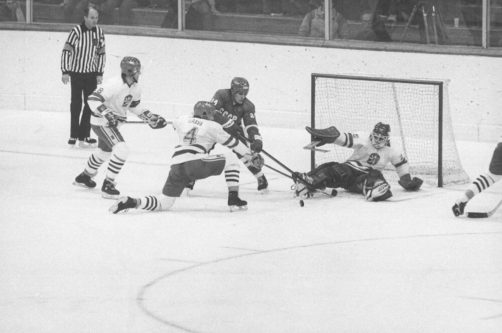  19 февраля 1984. Сараево. Стадион «Зетра». СССР - Чехословакия. Сергей Макаров у ворот Яромира Шиндела в окружении соперников - Милослава Горавы и Ярослава Корбела