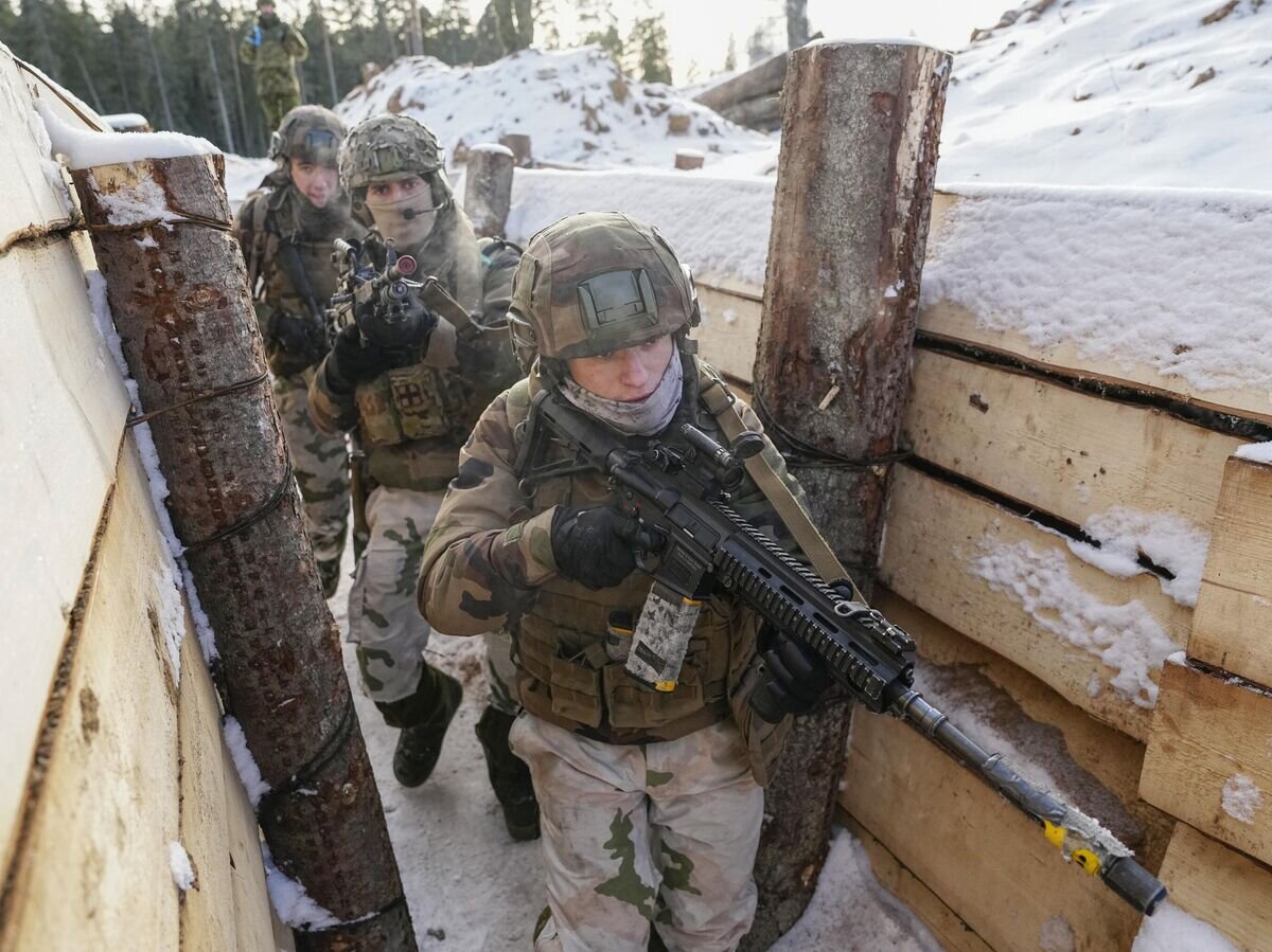 Французские военные во время учений© AP Photo / Pavel Golovkin