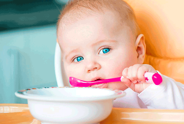 Добрый день. Приучаем малыша есть ложкой. Когда ребенок начинает кушать сам, он делает скачок в своем развитии. Приступаем к обучению.-2