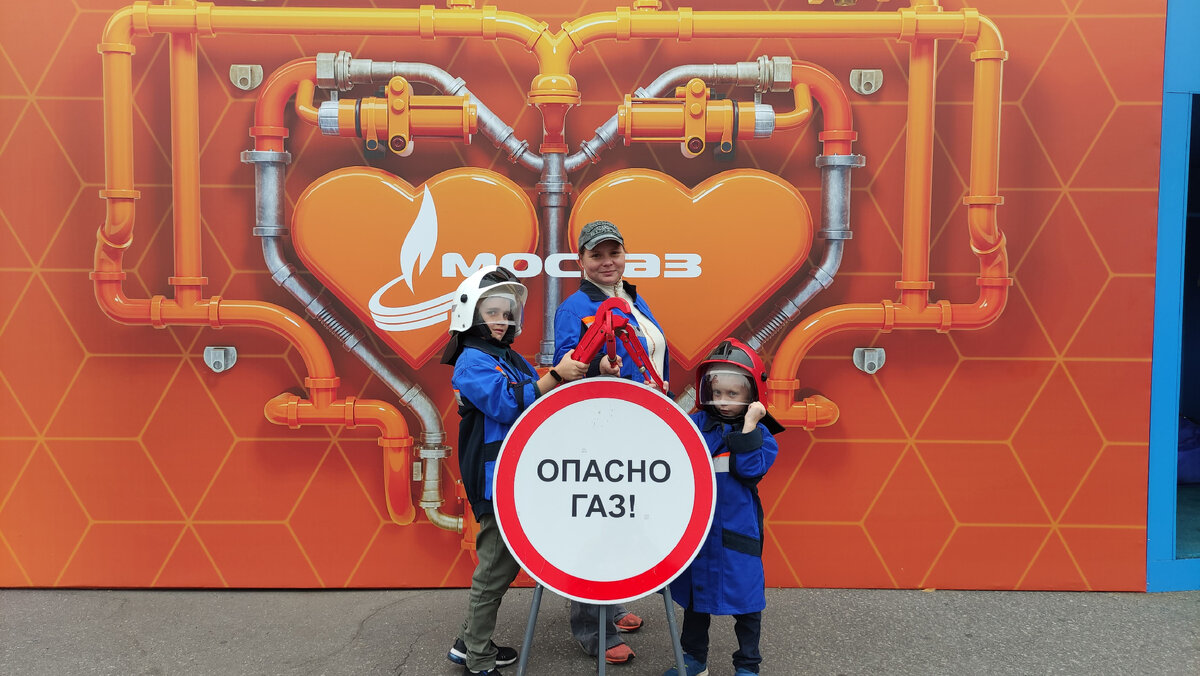 Анастасия со своими детьми 
