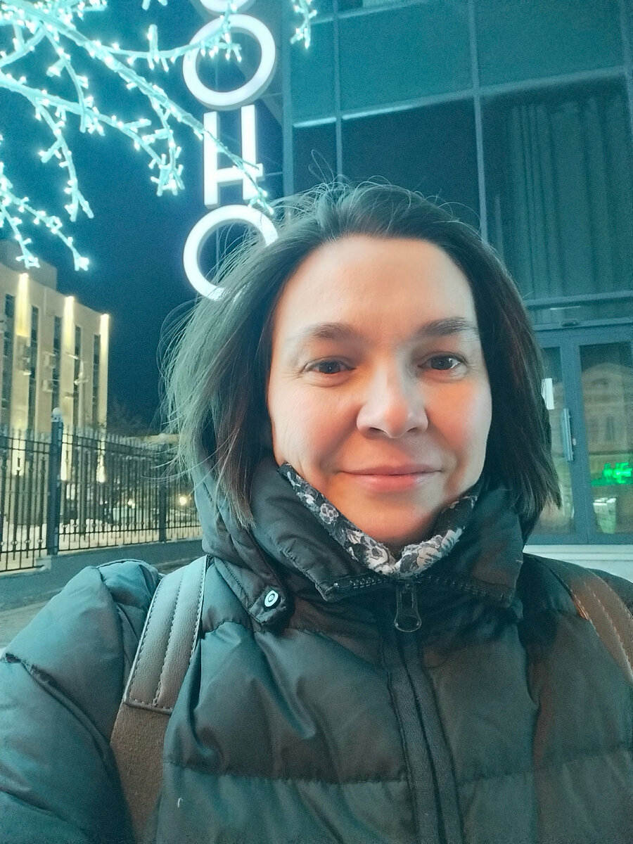 Довольная стрижкой иду на остановку