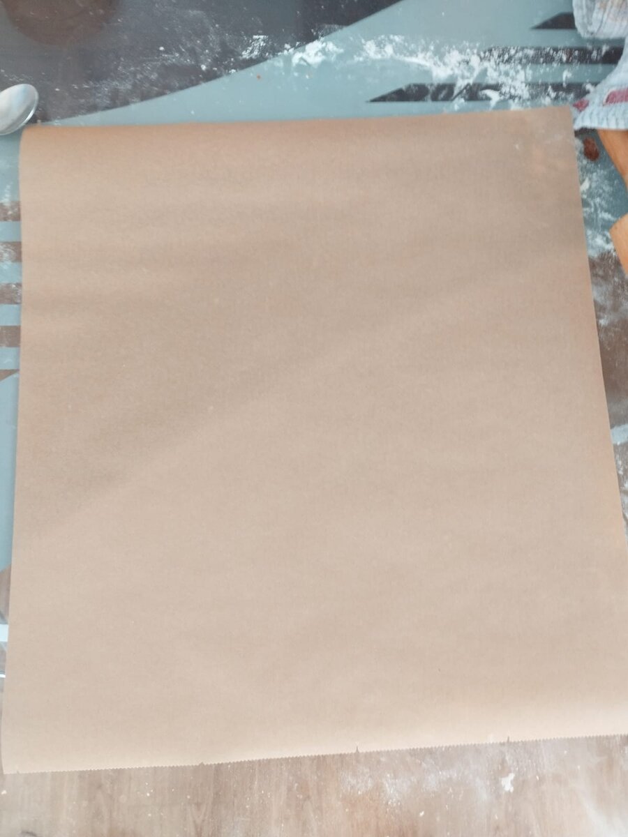 Одной из самых распространенных проблем является перенос теста на противень. В интернете восхваляется мастерство умеющих крутить круги из теста итальянских пиццайоло.... для тех, кто не умеет есть гораздо более простое решение - раскатать его сразу на пергаменте.