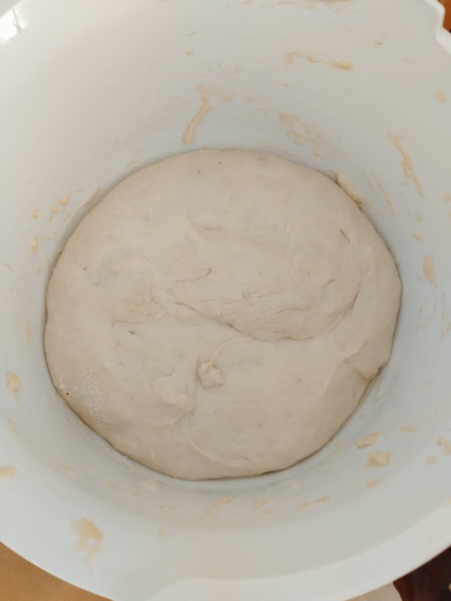 Тесто для пиццы обязательно дрожжевое и довольно... жидкое. Ему обязательно нужно подняться в теплом месте, а месить его надо, окуная пальцы в масло. Можно растительное, можно оливковое. 