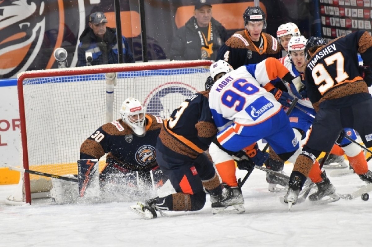    В Орске хоккеисты дважды подрались после матча