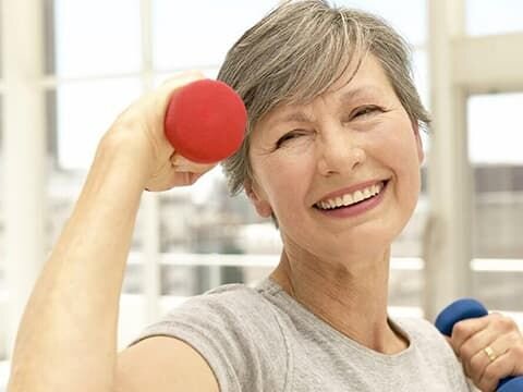 ощущение подергивания в глазу. дергается глаз причины у женщин после 40. зажмуренные глаза. дергается глаз причины у женщин после 40. прищуренные глаза.