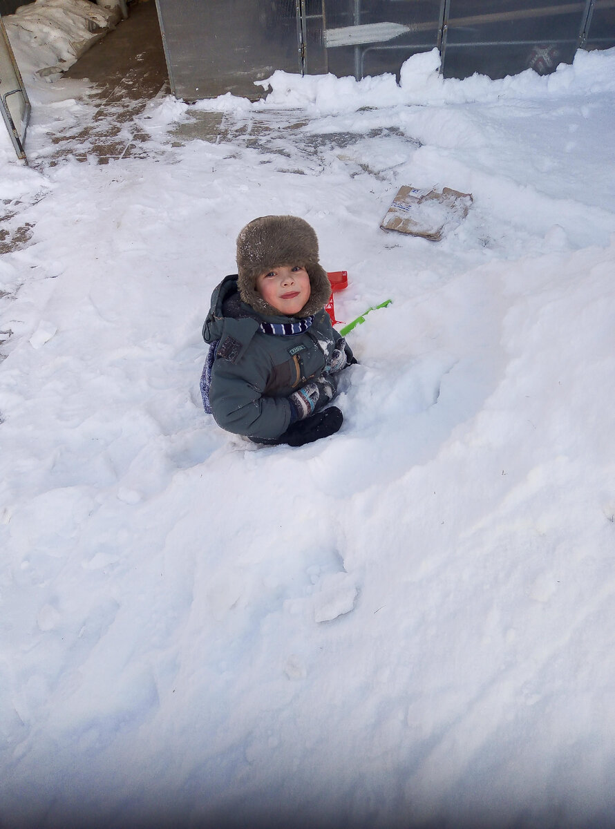 Мальчик в снегу 