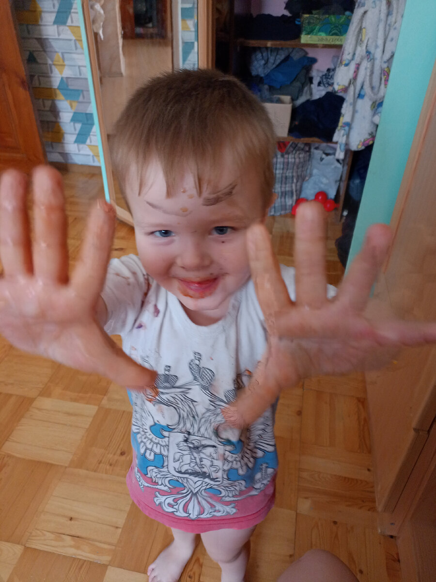 Ребенок в краске