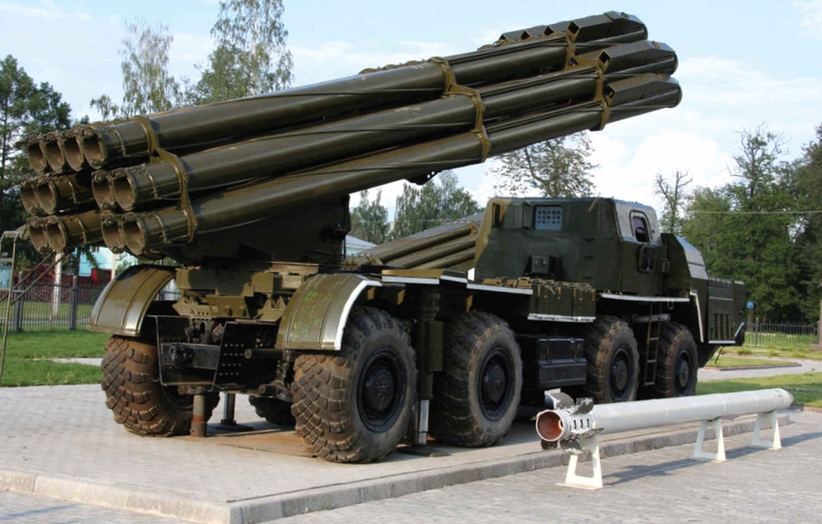 Картинка из  свободных источников. Мощная БМ-30 "Смерч" ("Торнадо") стреляет двенадцатью 300-мм ракетами с модифицированного шасси грузовика МАЗ-543.