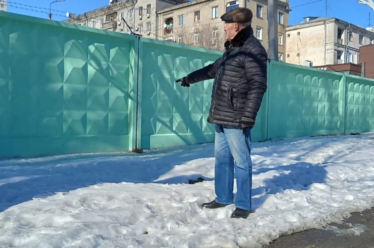    Стройку от жителей оградили крепким забором.