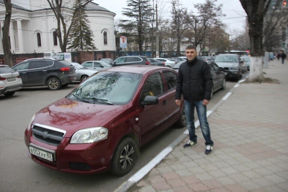    Крымчанин за свой счет отремонтировал автомобиль, пострадавший из-за визита Порошенко в Симферополь. Фото: Анастасия МЕДЫНЦЕВА/архив КП