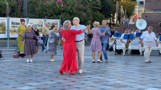 Женщина в красных туфлях несет пакеты с покупками 1