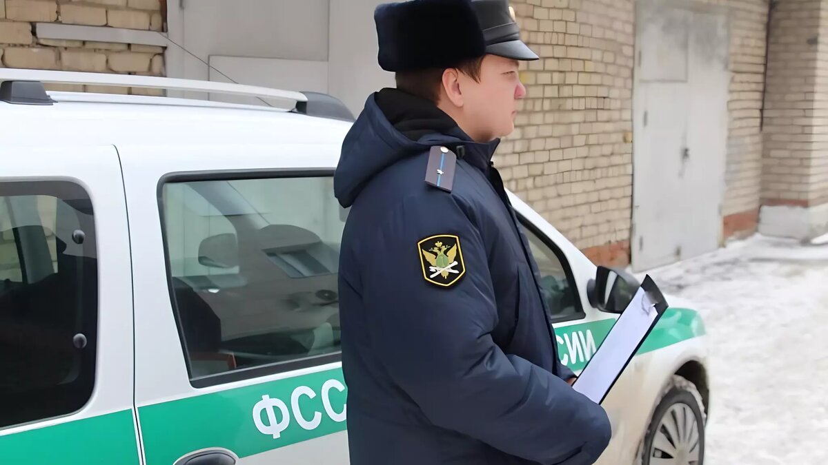     Из-за долгов приставы арестовали принадлежащее женщине здание с ночным клубом, пекарней и алкомаркетом