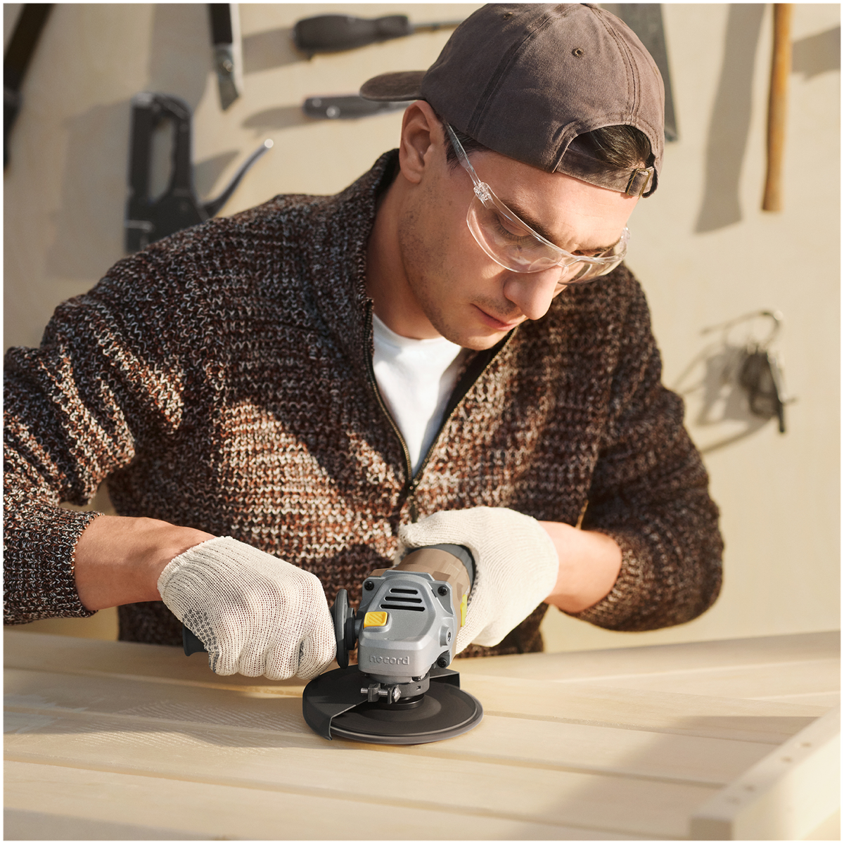 коробка для инструментов. каждый инструмент имеет свое. таблица инструментов для окрашивания стен. таблица инструменты слесаря сборщика. каждый инструмент имеет свое.