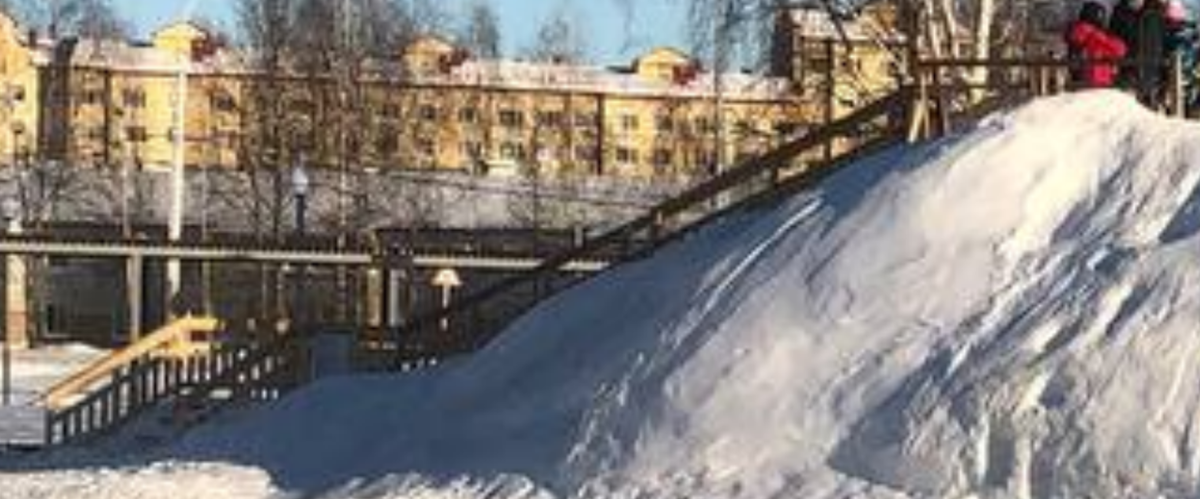 Фото автора. Урай. Горка на площади Трёх Куполов. Деревянная лестница