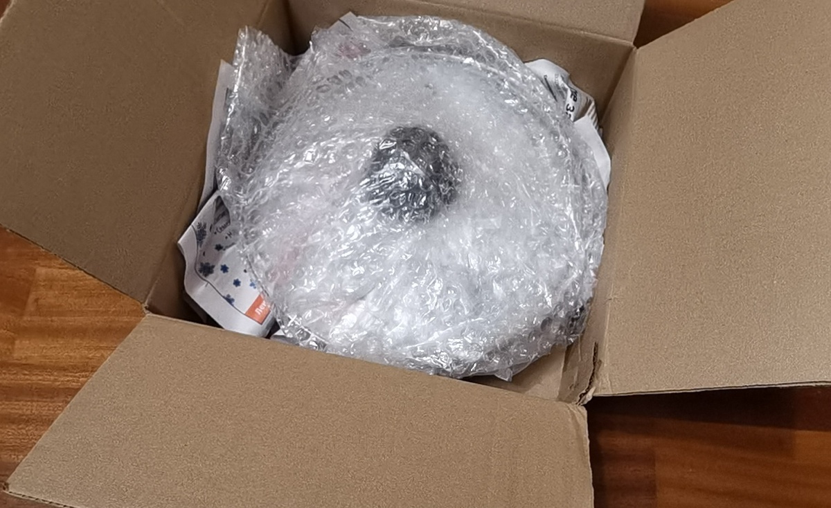 упаковываю стеклянную крышку для отправки фото автора