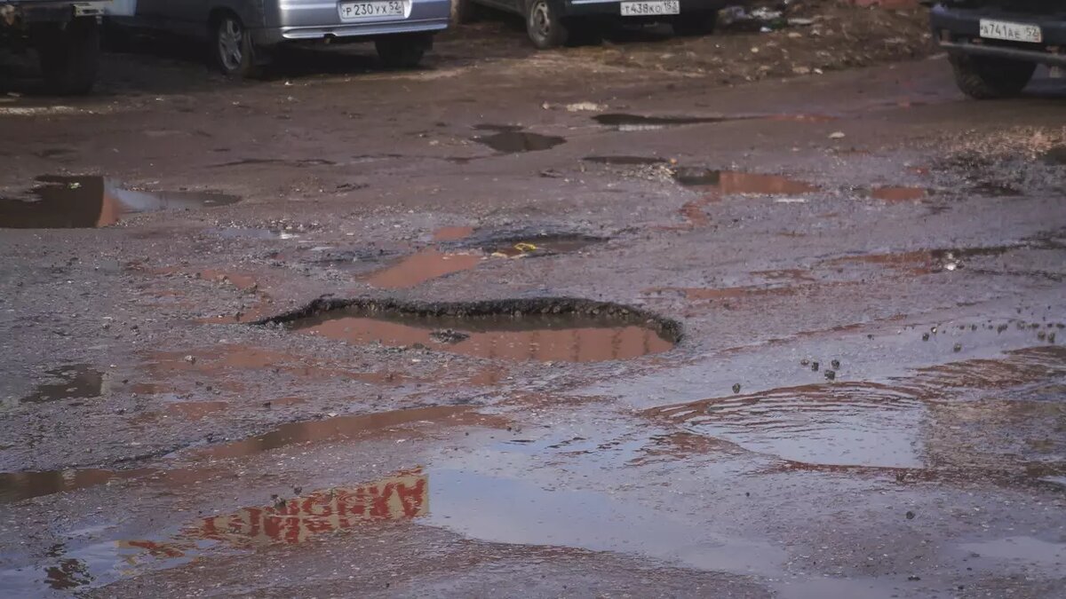     Участки трассы М-4 «Дон» в Ростовской области находятся в ненадлежащем состоянии. Если выбоины на дороге привели к повреждению автомобиля, то водитель вправе потребовать компенсацию, сообщил RostovGazeta представитель Народного фронта Ростовской области, правозащитник Сергей Левченко.