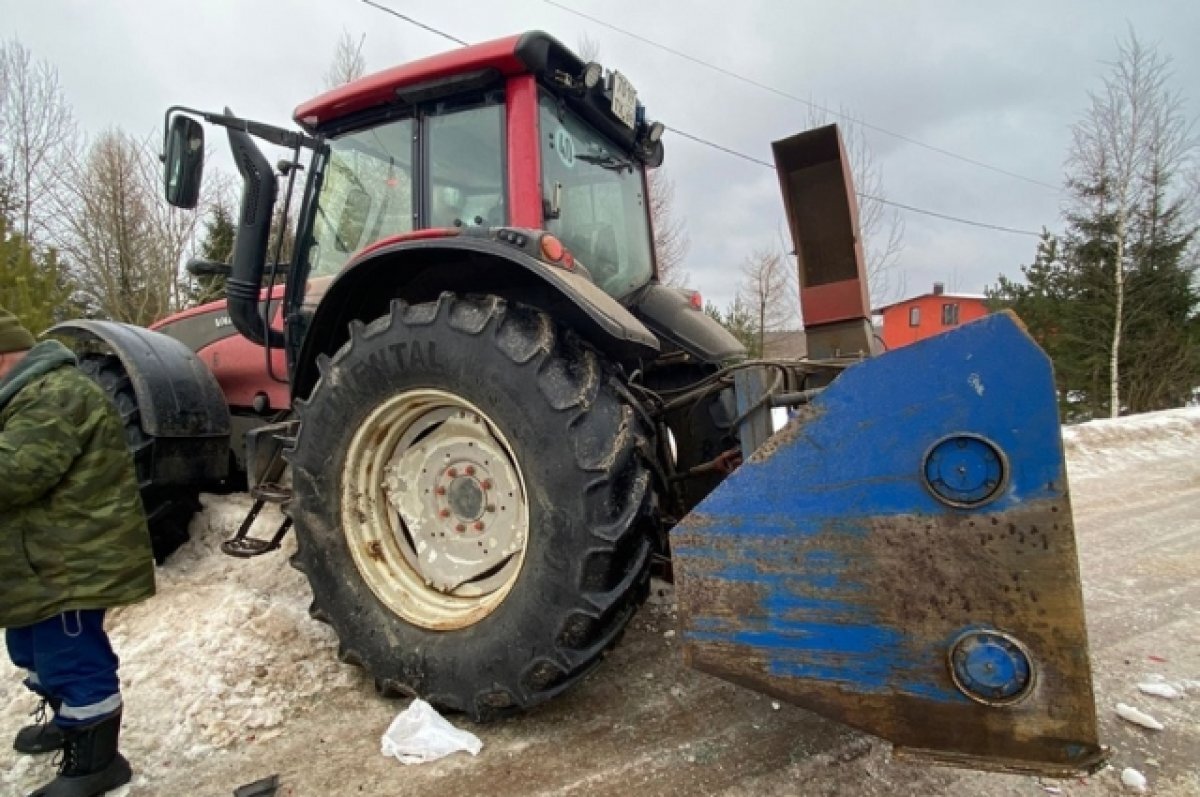    Под Тверью в ДТП с трактором пострадал водитель легкового автомобиля