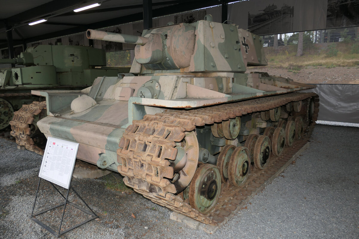 КВ-1 Ps.272-1 в настоящее время. Внимание: не путать финскую свастику с запрещенной свастикой нацистов!