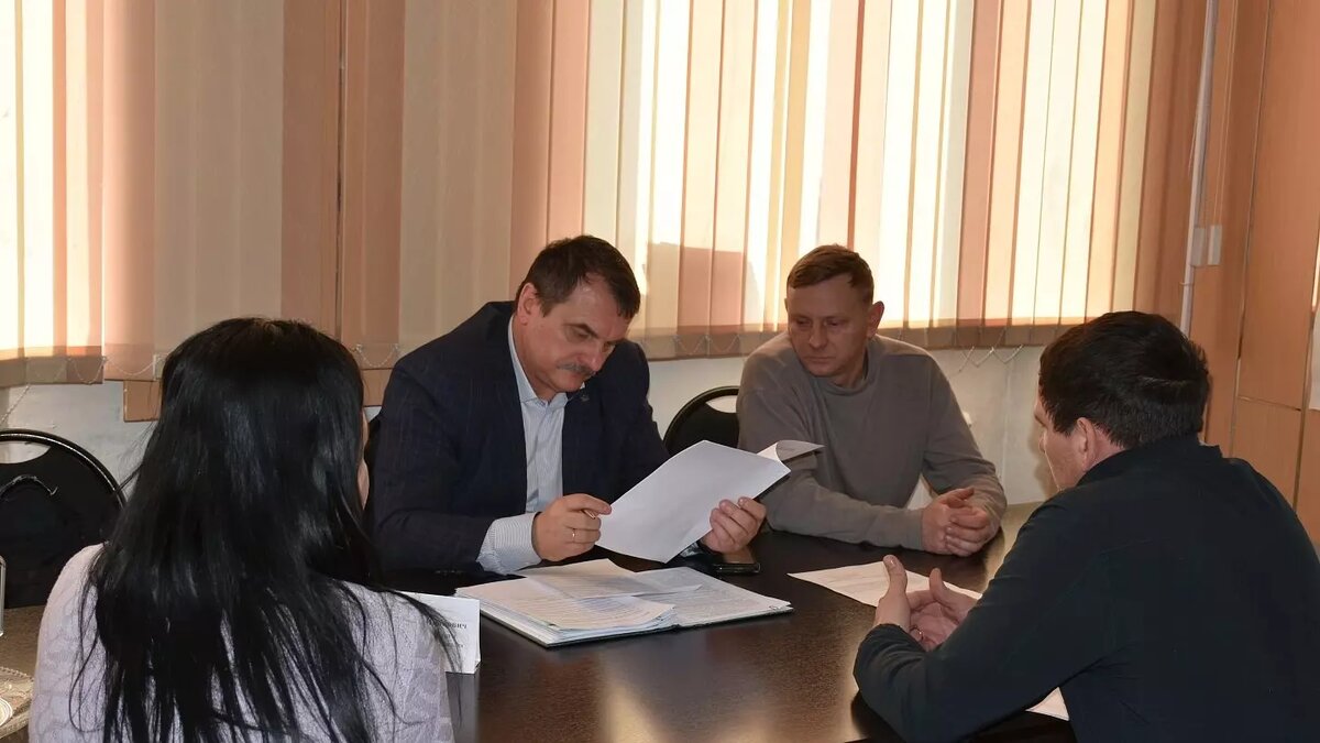     Министр сельского хозяйства и продовольствия Хакасии Сергей Труфанов провел прием граждан в Усть-Абакане. Задать вопросы министру пришли владельцы личных подворий и фермерских хозяйств.