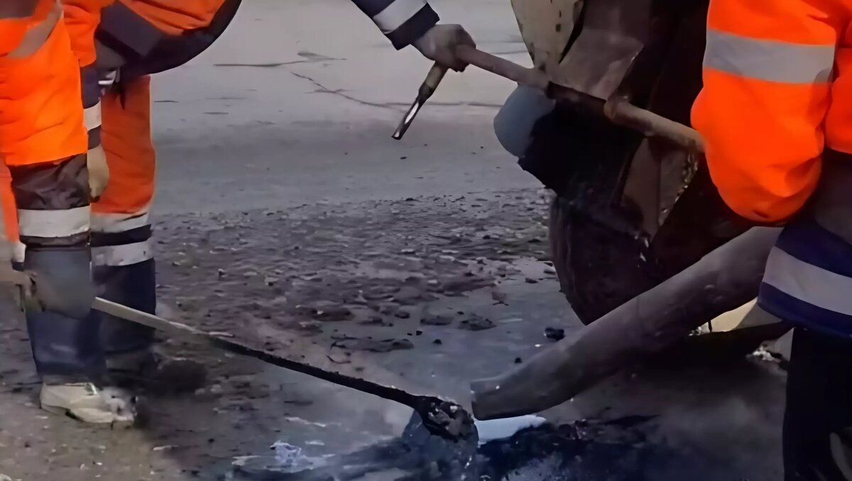     На дорогах Ижевска возобновили работы по устранению аварийных выбоин литым асфальтом. Подрядчик уже провел ямочный ремонт на Воткинском шоссе.