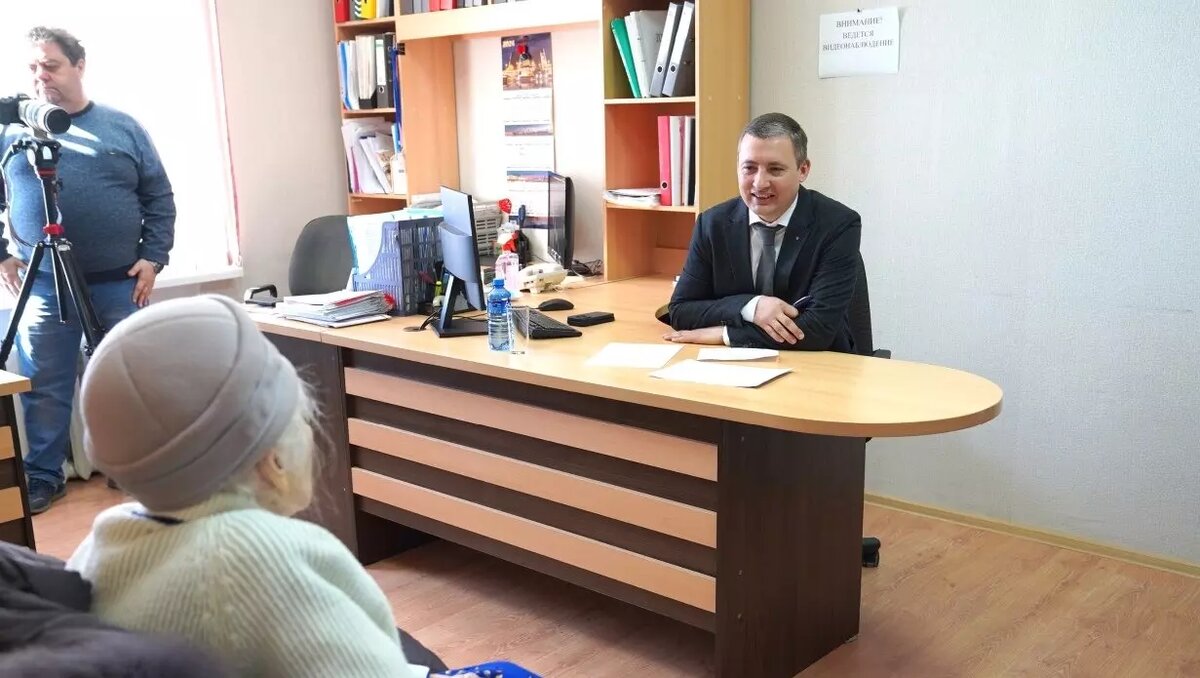     Глава Приморско-Ахтарского района Максим Бондаренко предупредил жителей и служащих администрации о фейковых рассылках, которые мошенники создают в соцсетях якобы от его имени.
