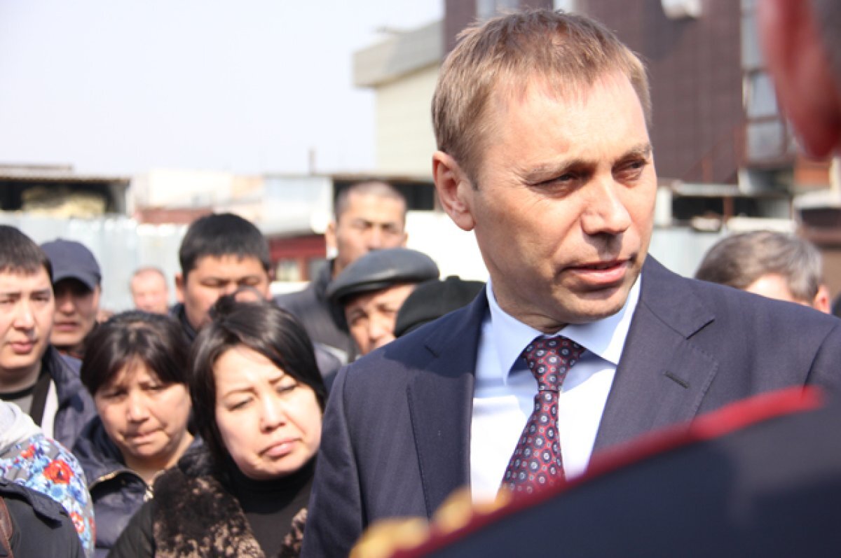    Экс-мэр Иркутска Виктор Кондрашов устроил дрифт на лимузине по льду Байкала