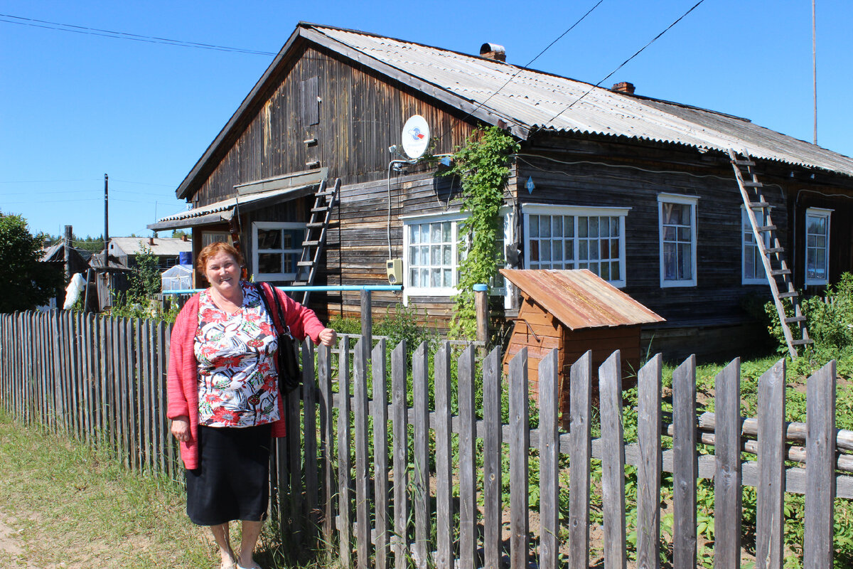 Любовь Макарова у своего дома в Кемъяре
