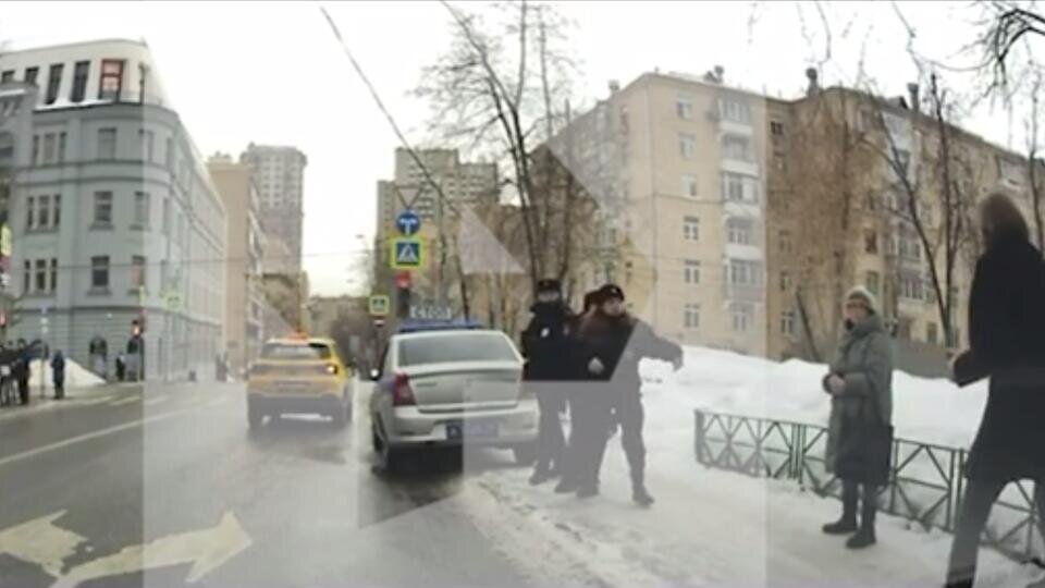 Мужской кулак. Удар в плечо. Ударил. Ударил. Вырубил с одного удара на улице.