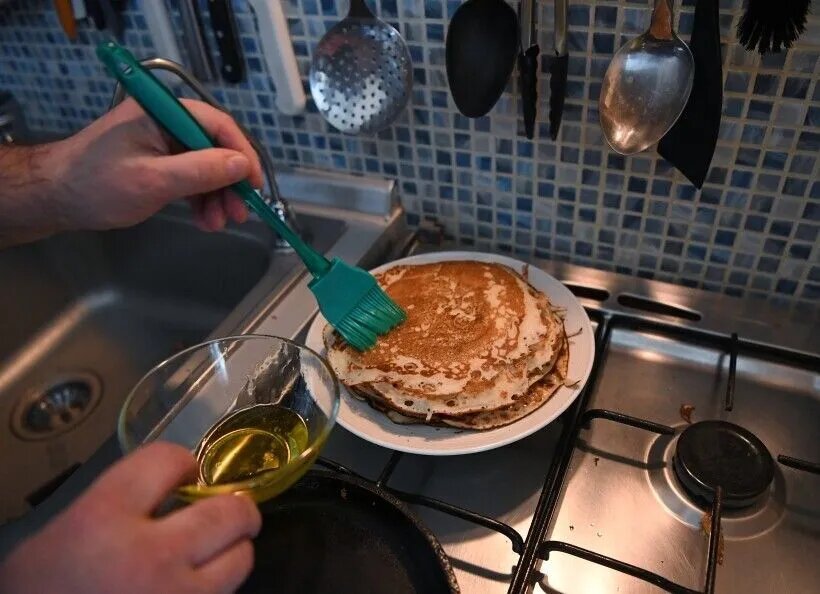 Если в тесто уже добавлено растительное масло, смазывать им сковороду перед каждым блином не обязательно.   © РИА Новости. Екатерина Чеснокова