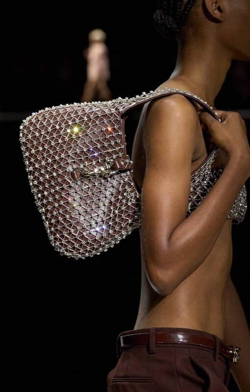 Каждая сумка является уникальным произведением искусства, способным подчеркнуть ваш неповторимый стиль и индивидуальность