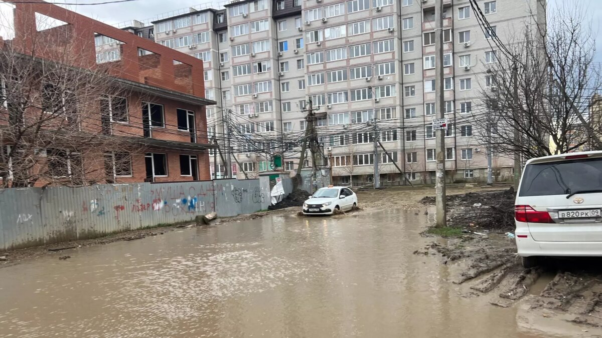     Политолог Андрей Гусий порекомендовал ведомствам и службам Краснодара действовать более решительно относительно жалоб горожан.