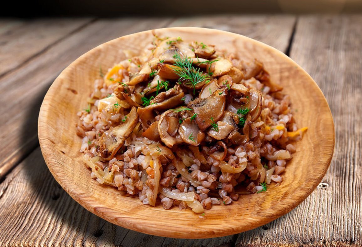 Гречка с овощами на сковороде. Гречка с морковью на сковороде рецепт. Гречка с луком и морковью. Гречка с курицей и морковью. Гречка с морковкой и луком.