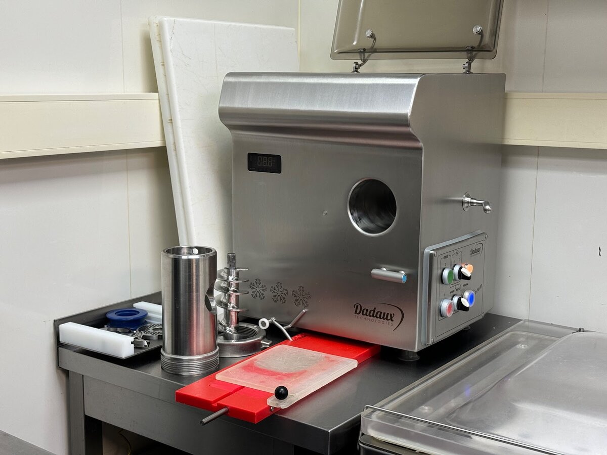 
Во время работы внутри мясорубки поддерживается температура от нуля до +3 градусов — в таких условиях не развиваются бактерии, а жир лучше прокручивается