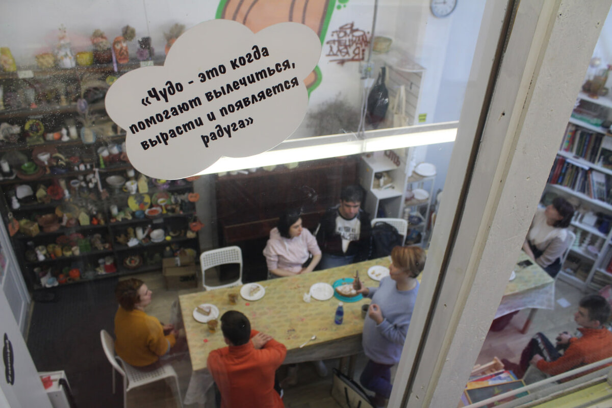 Вид из кухоньки на втором этаже