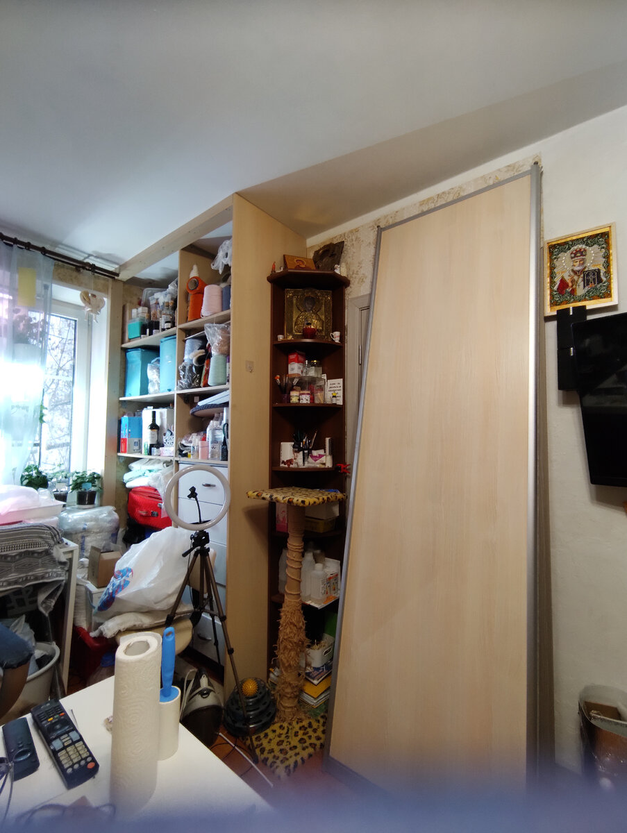 Снятая дверь со старого шкафа пойдет в новый.