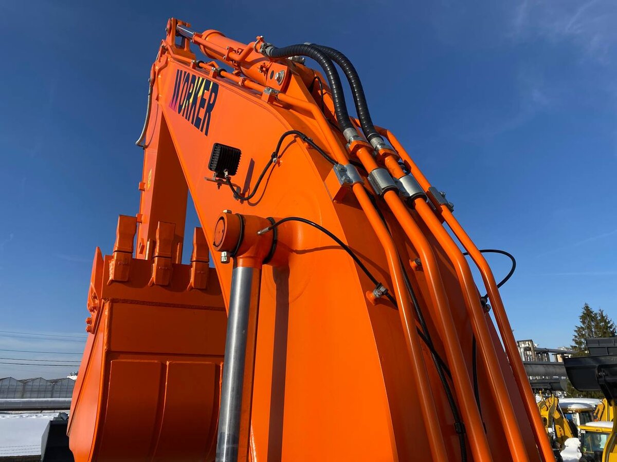 Аренда гусеничного экскаватора в москве. Гусеничный экскаватор jcb js305lc. Doosan dx260lca. Аренда гусеничного экскаватора в москве. Хитачи 220 экскаватор.