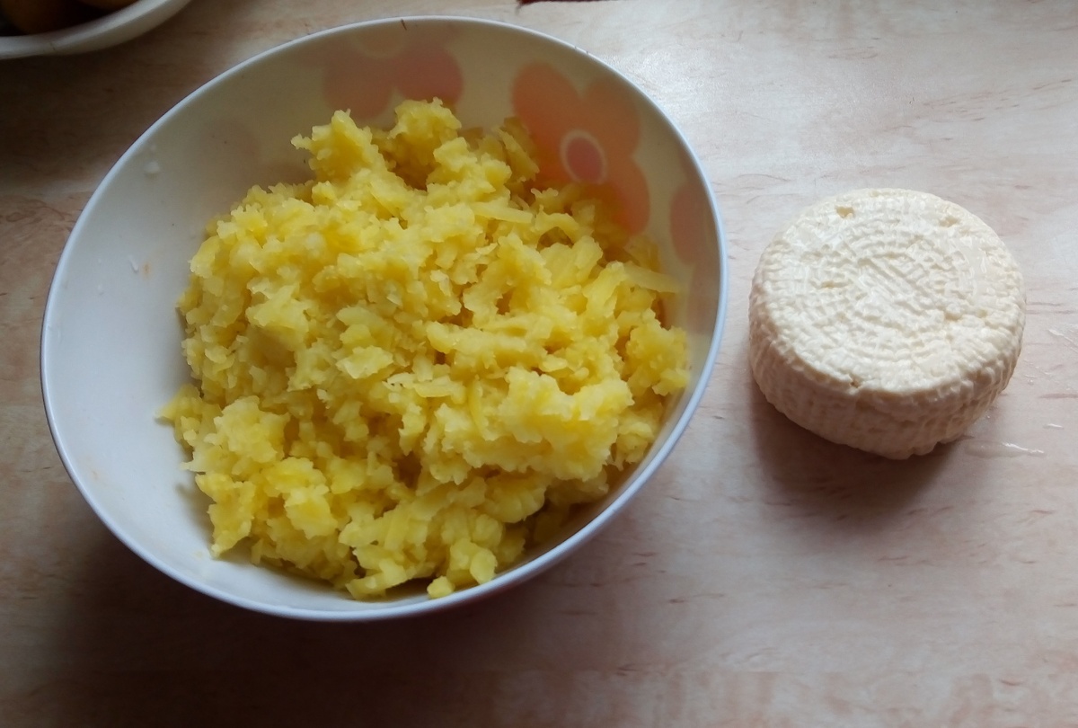 картошка с творожным сыром. картофель творог сыр. осетинский пирог уалибах. тарт киш лорен. молочные.
