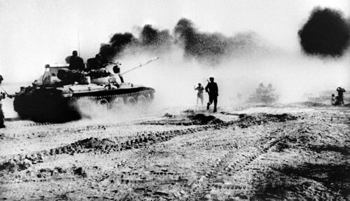 Танк и солдаты иракской армии возле иранской границы, 22 октября 1980 года 