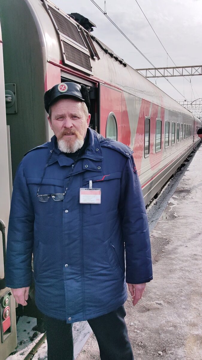 Белолипецкий Алексей проводник, который вместо помощи пассажирам грубил и хамил. Попросили поставить железный мостик между платформой и вагоном. Стыдно дядя.