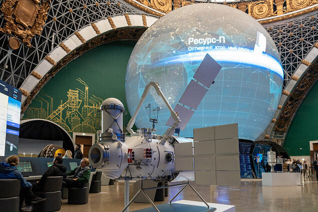 В павильонах есть разный интерактив: например на стенде «Российский космос: создавая будущее» можно встретиться с представителями космической индустрии