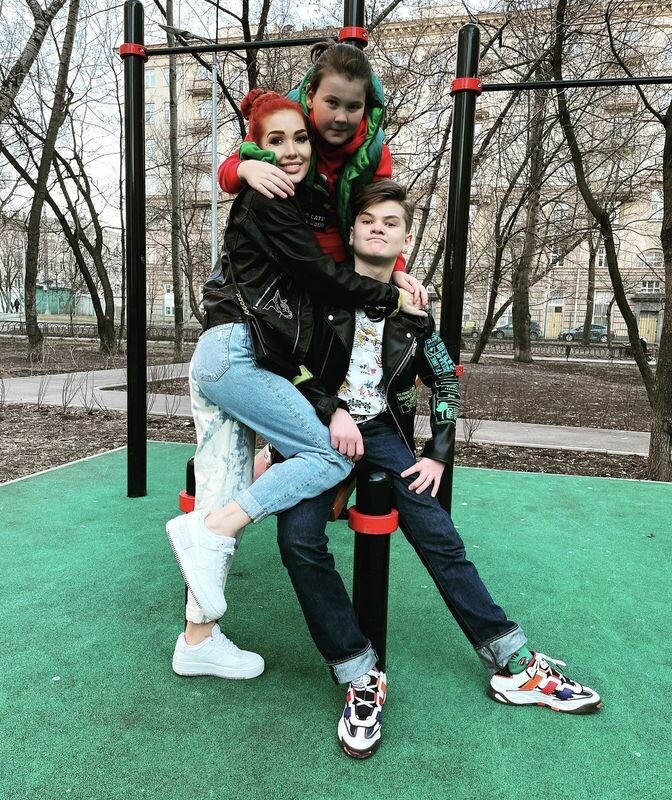 Николь Кузнецова с сыновьями