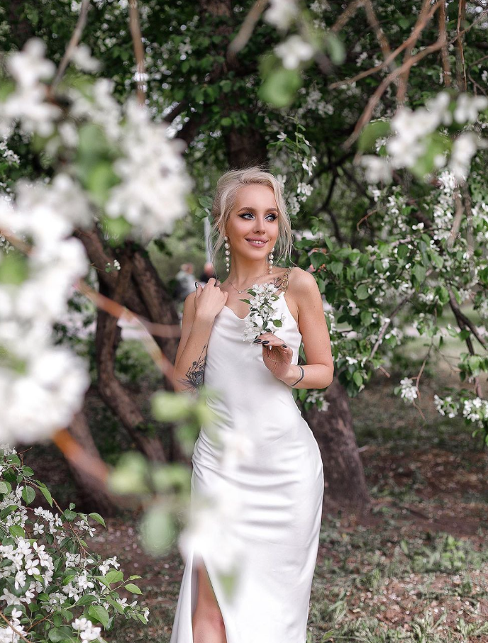 мужчина и женщина на свидании. женщины города любима. фотосессия по городу пермь. мужчина дарит цветы. табличка я люблю город.