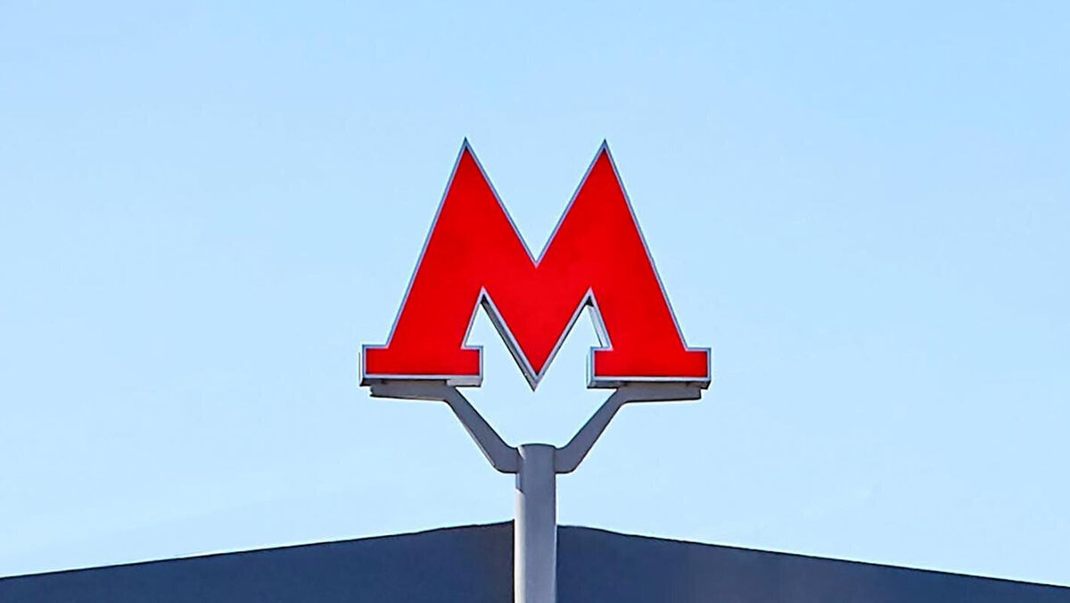     Молодой человек запрыгнул на крышу вагона на Сокольнической линии.