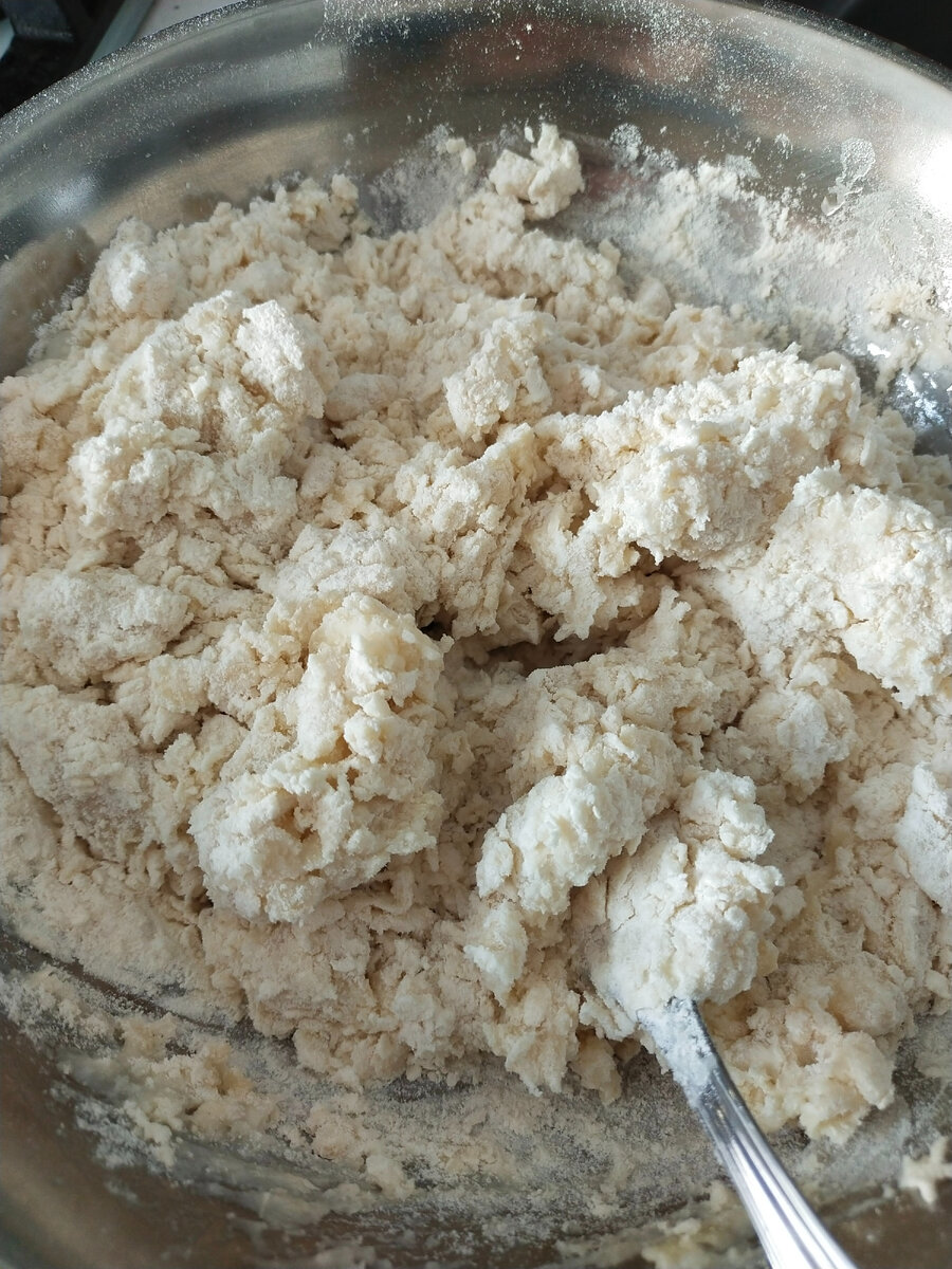 В кипятке растворяю соль и выливаю в мучную крошку. Сразу перемешиваю вилкой.