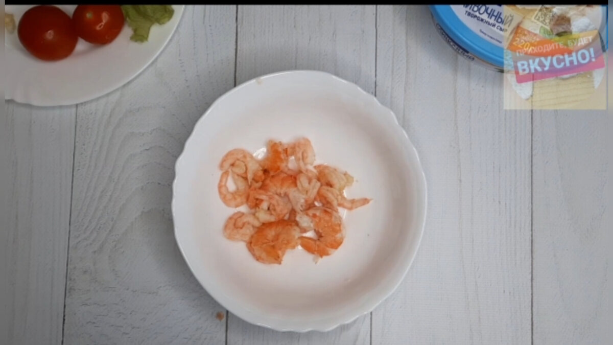 Чистим креветки.