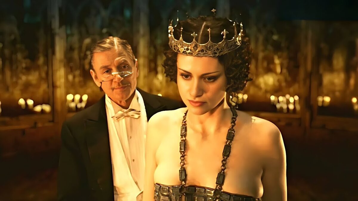 К сожалению, не нашла кадров с полным нарядом Маргариты, но даже на этом скрине видно что он, мягко скажем, неуютный. Кадр из сериала «Мастер и Маргарита» 2005 г., реж. В. Бортко