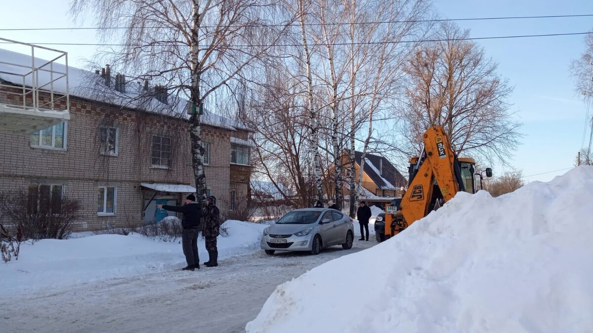 С крыши дома в Гав-Посаде, где обрушилась, кровля счищают снег |  IvanovoNEWS | БАРС | Новости | Иваново | Дзен