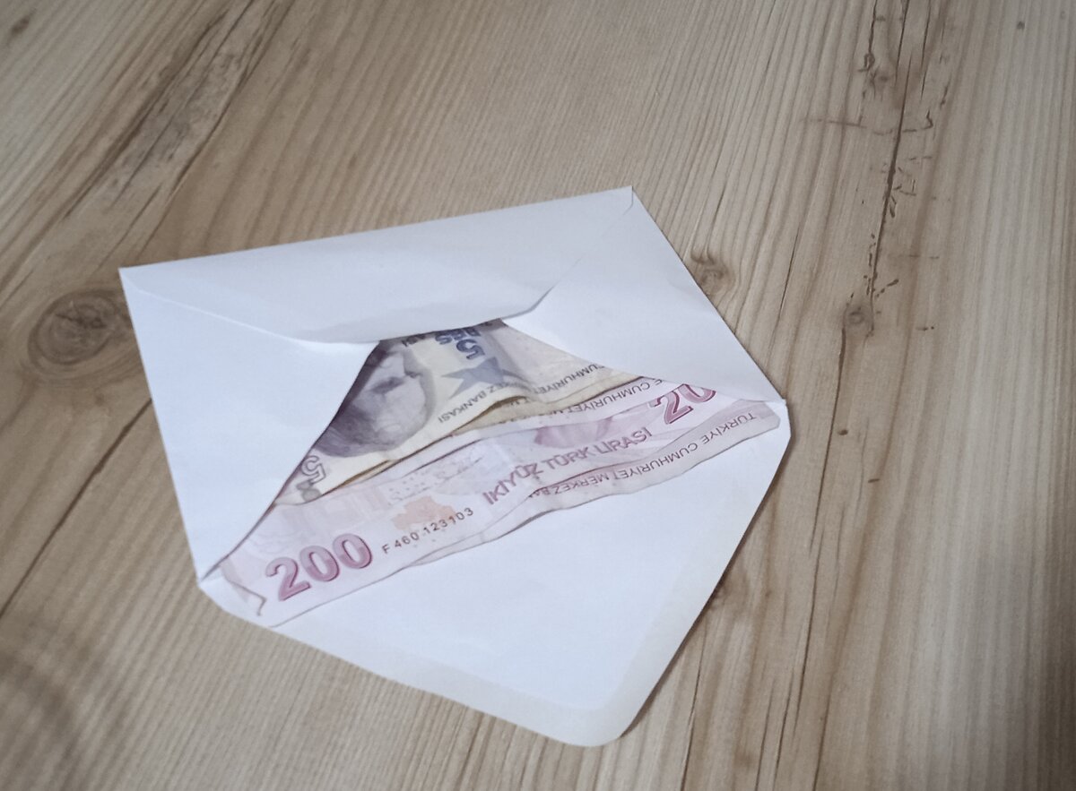 Тот самый конверт. Уже частично опустошенный.